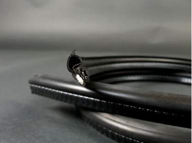 Joint entre Capot et Traverse Avant 5 Gt Turbo - 77 00 682 274 - 7700682274